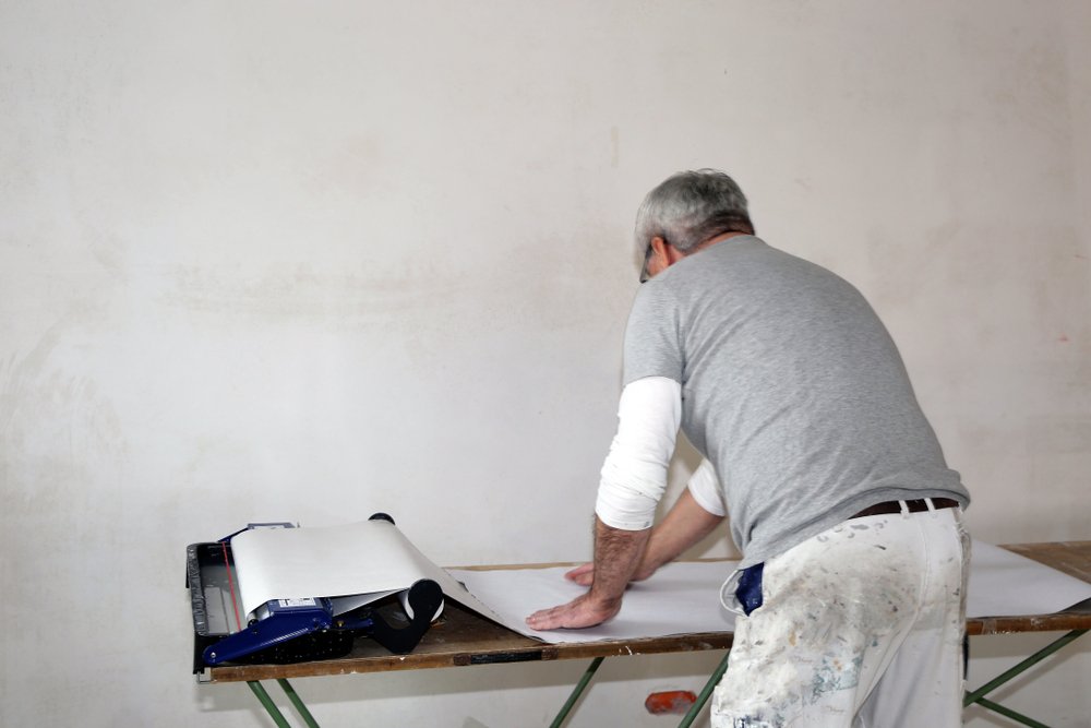 Renovlies aanbrengen in Zoetermeer. Ontdek de materialen en beste techniek om te behangen met renovlies behang.